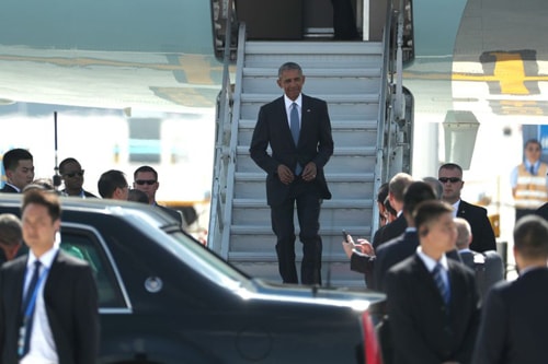 Ông Obama đặt chân xuống sân bay Hàng Châu bằng thang của máy bay. Ảnh:Reuters