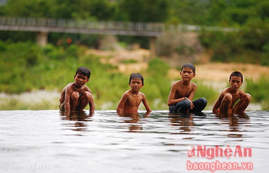 Dưới chân đập Phà Lài, nước êm lặng, đây trở thành 