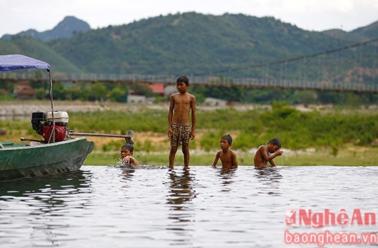 Chúng chơi đùa, chạy nhảy hồn nhiên.