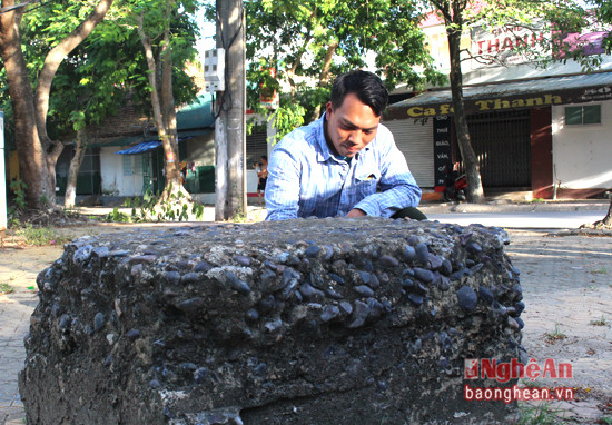 Anh Nguyễn Minh Thùy xem xét một khối cấu kiện bê tông được cho là tồn tại từ thời