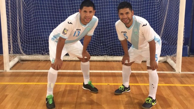 2 anh em nhà Santizo trong màu áo ĐT Futsal Guatemala