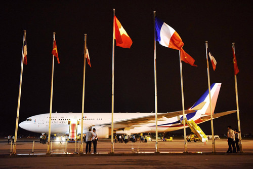 Chuyên cơ của ông Hollande đỗ tại sân bay Nội Bài. Ảnh: Giang Huy