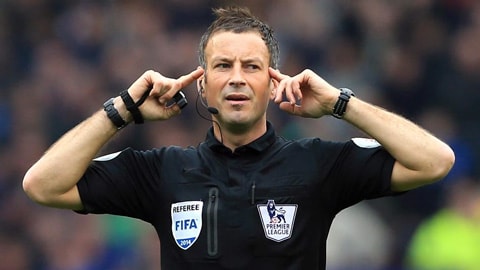 Trọng tài Mark Clattenburg. 