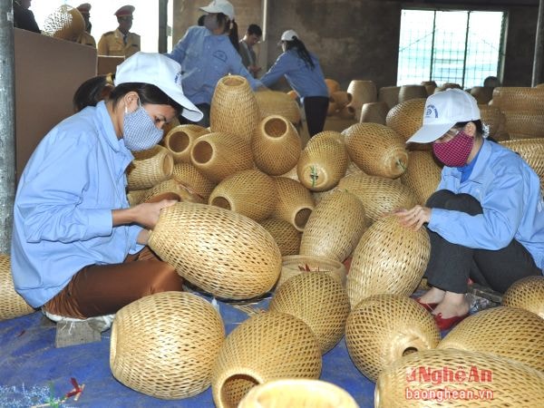 Sản xuất tại làng nghề mây tre đan xuất khẩu ở xã Nghi Thái (Nghi Lộc). Ảnh: P.V