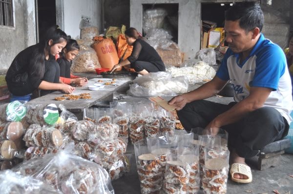 Sản xuất kẹo lạc ở làng nghề bánh kẹo Đồng Hà xã Diễn Vạn (Diễn Châu). Ảnh: Quỳnh Lan
