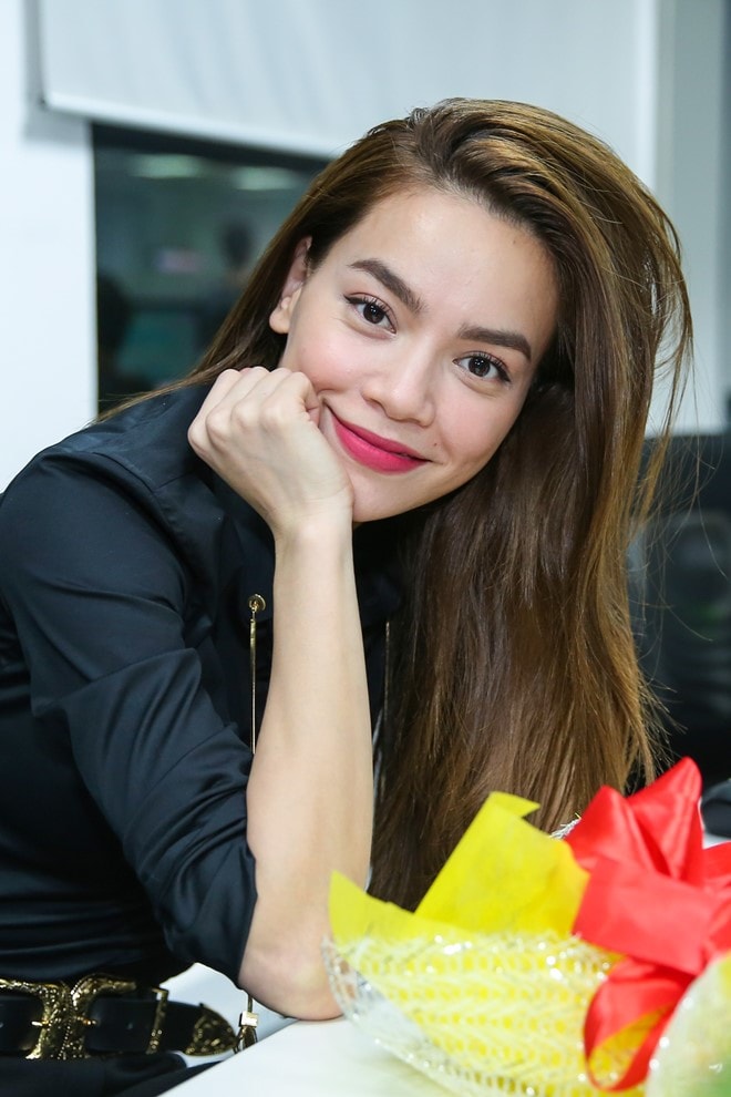 Nữ huấn luyện viên rạng rỡ tham gia buổi giao lưu trực tuyến. Ảnh: Nguyễn Thành 