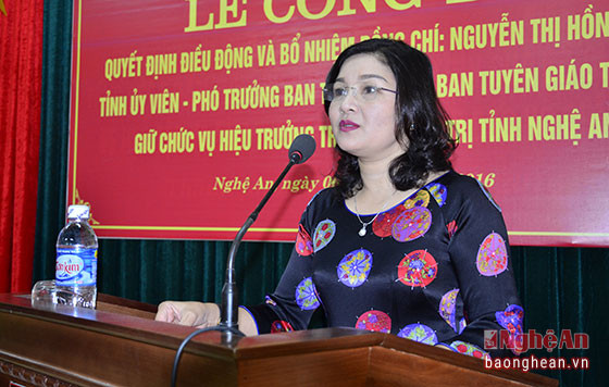 Đồng chí Nguyễn Thị Hồng Hoa - tân Hiệu trưởng Trường Chính trị tỉnh phát biểu nhận nhiệm vụ.