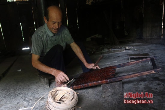 Ông Hờ Vả Khư (77 tuổi) ở bản Tiền Tiêu (xã Nậm Cắn - Kỳ Sơn) cho hay, mới lớn lên ông đã biết làm