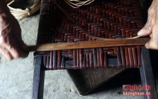 Dụng cụ làm cũng đơn giản, chỉ cần 1 thanh tre cứng dùng để luồn và đan nhưng yêu cầu quan trọng nhất là độ khéo léo và kiên trì.