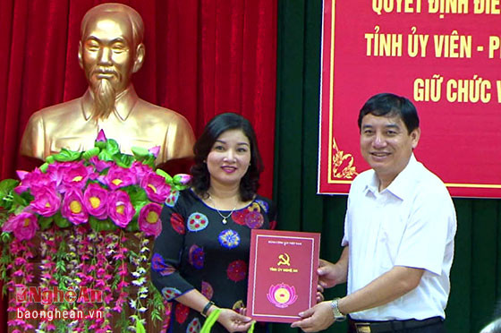 Bí thư Tỉnh ủy Nguyễn Đắc Vinh trao quyết định điều động, bổ nhiệm của Ban Thường vụ Tỉnh ủy cho đồng chí Nguyễn Thị Hồng Hoa.