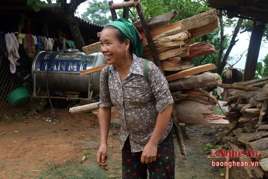 Những người Mông khỏe mạnh có thể gùi hàng tạ củi sau lưng nhờ vật dụng này.