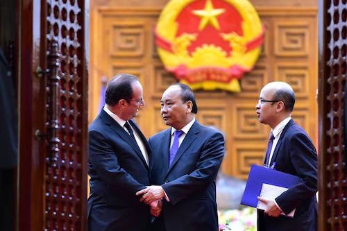 -Thủ tướng Nguyễn Xuân Phúc trao đổi với Tổng thống Pháp Hollande bên lề cuộc hội kiến. Ảnh: Quang Hiếu