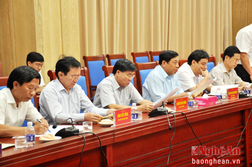 Các đồng chí lãnh đạo tỉnh tham dự buổi làm việc.