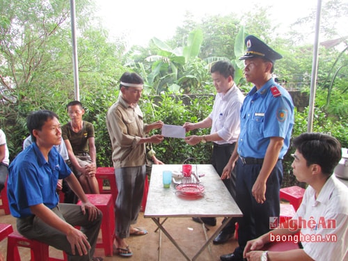 Trao hỗ trợ cho gia đình anh Nguyễn Văn Lộc