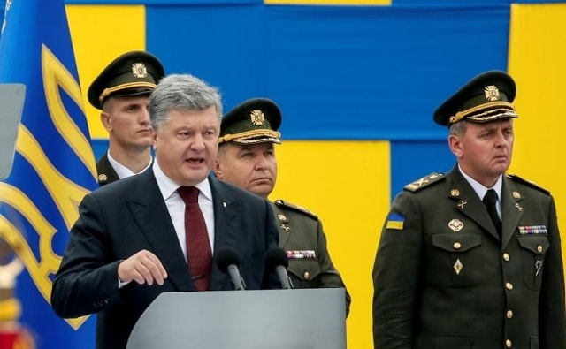 Tổng thống Ukraine Petro Poroshenko phát biểu tại buổi lễ diễu binh nhân kỷ niệm Ngày Độc lập của Ukraine tại thủ đô Kiev ngày 24/8/2016. Ảnh: Reuters.