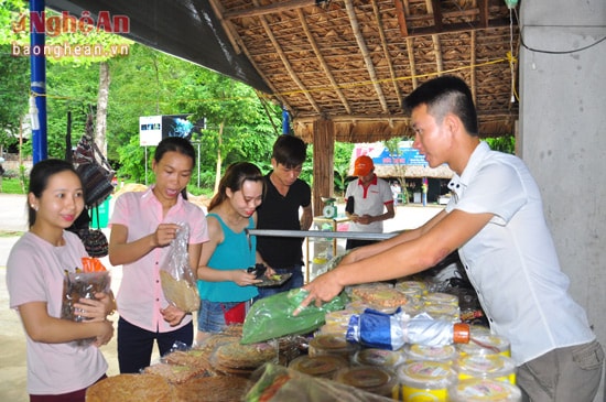 Du khách mua quà trước khi lên đường vào động Thiên Đường