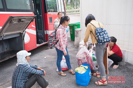 Từ sáng sớm, ở cổng trường đại học Vinh đã xuất hiện nhiều học sinh, phụ huynh với lỉnh kỉnh đồ đạc tới để làm thủ tục nhập học