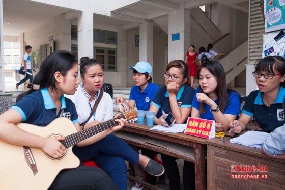 Bên cạnh, các anh chị vừa tuyển thành viên cho các câu lạc bộ năng khiếu và xã hội vừa ca hát giúp giảm căng thẳng và ngượng ngùng của các tân sinh viên