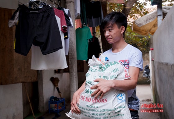 Hoàn tất thủ tục xong, tân sinh viên từ Cẩm Xuyên ( Hà Tĩnh ) bắt tay dọn đồ vào phòng trọ, cuộc sống của em bắt đầu từ đây