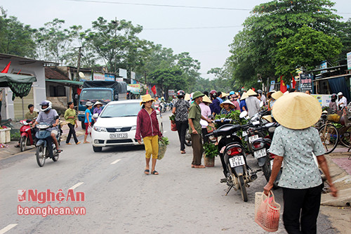 1.Ở Đô Lương, chợ Mới (xã Thuận Sơn) đã họp tràn ra quốc lộ 46, người đi chợ, hàng hóa, xe cộ thường tập trung trên lòng đường