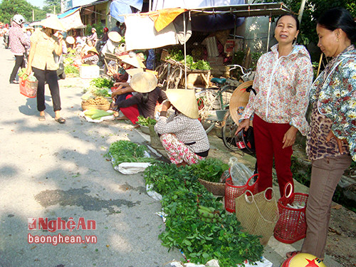 4.Người dân thản nhiên bày bán các loại nông sản giữa đường