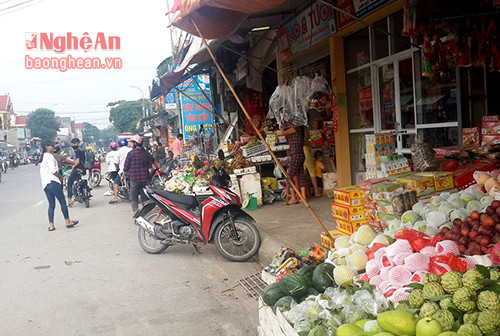 6.Ở Nam Đàn, quốc lộ 46 đoạn ngã tư chợ Sa Nam là nơi lộn xộn nhất về giao thông. Buổi sáng hàng ngày, cảnh mua bán tấp nập diễn ra ngay trên lòng đường. Tại đây, các hộ kinh doanh thường lấn chiếm lòng lề đường làm nơi bán hàng.