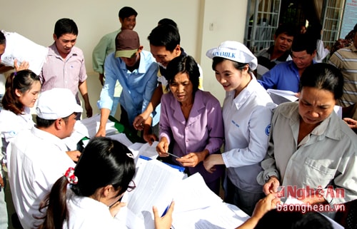 Vinamilk tổ chức ký hợp đồng thu mua sữa tươi nguyên liệu tập trung đồng loạt trên phạm vi cả nước cho năm 2016 cho các hộ nông dân