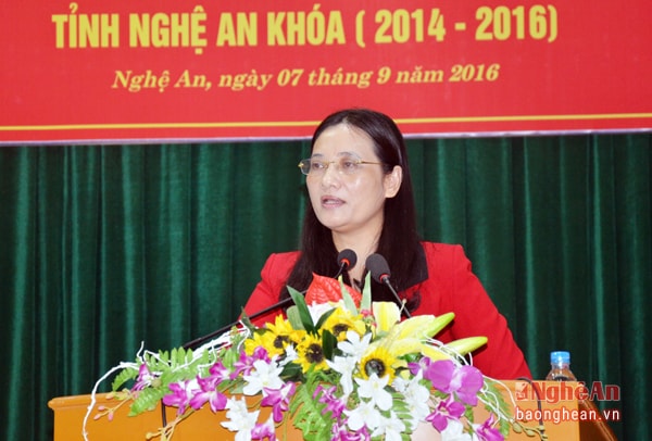 Đồng chí Cao Thị Hiền- Ủy viên BTV Tỉnh ủy, Phó Chủ tịch Thường trực HĐND tỉnh phát biểu tại Lễ bế giảng khóa học.