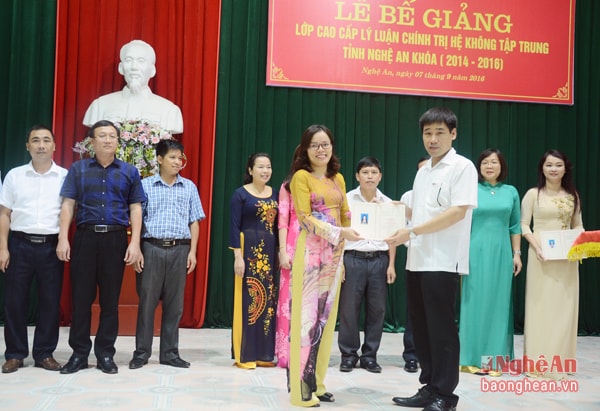 Đồng chí Đậu Tuấn Nam  - Phó Giám đốc Học viện Chính trị Khu vực I trao bằng tốt nghiệp cho các học viên.