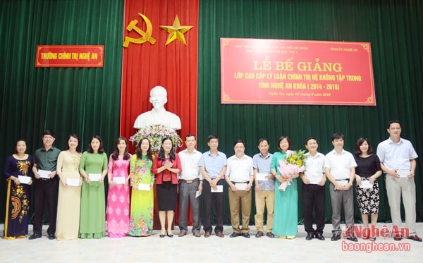 Đồng chí Cao Thị Hiền- Ủy viên BTV Tỉnh ủy, Phó Chủ tịch Thường trực HĐND tỉnh trao thưởng cho các học viên.