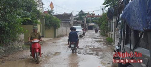Đường 205 qua đại bàn xã Diễn Yên lầy lội khi mưa xuống, ảnh Đức Chung, minh họa