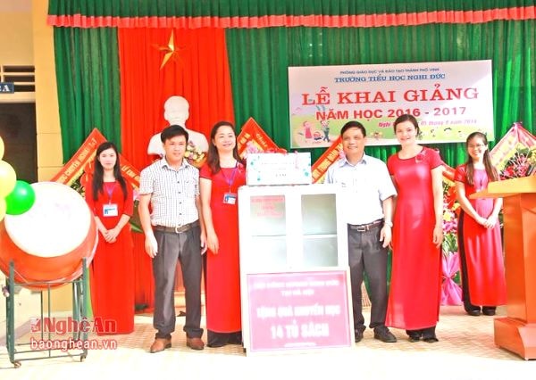 Ông Phạm Ngọc Sơn – Đại diện Hội đồng hương Nghi Đức tại Hà Nội tặng tủ sách và sách cho trường tiểu học Nghi Đức