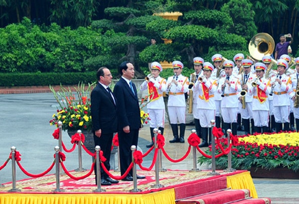 Chủ tịch nước Trần Đại Quang chủ trì lễ đón Tổng thống Hollande theo nghi lễ cấp cao nhất dành cho nguyên thủ. Ảnh: Nguyễn Hùng