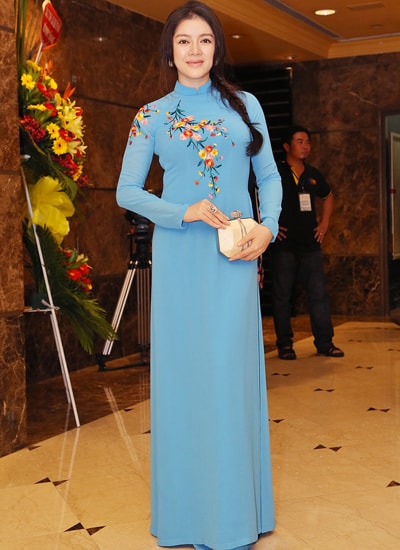 ly-nha-ky-diu-dang-voi-ao-dai-theu-hoa