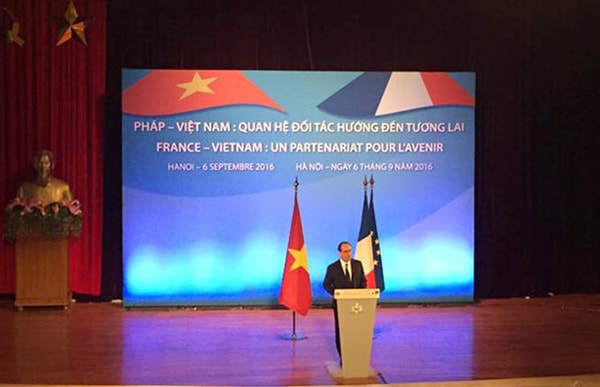 Cuối buổi sáng 6/9, Tổng thống Pháp Hollande đã đến thăm và có bài phát biểu tại Đại học Quốc gia Hà Nội với chủ đề “Tương lai chung của Pháp và Việt Nam”. Ảnh: Nguyễn Hiền