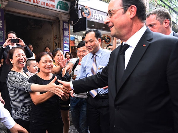 Dạo thăm phố cổ Hà Nội từ phố Mã Mây sang phố Hàng Bạc, Tổng thống Pháp Francois Hollande đã nhận được sự chào đón nồng nhiệt của người dân phố cổ Hà Nội và đông đảo khách du lịch. Ảnh: Giang Huy