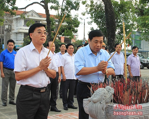 Đồng chí Nguyễn Xuân Đường thành kính thắp hương tưởng niệm những người con của mảnh đất Nghệ Tĩnh đã ngã xuống trong cuộc đấu tranh đòi độc lập dân tộc.