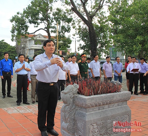 Đồng chí Nguyễn Đắc Vinh dâng hương tưởng niệm các anh hùng liệt sỹ.