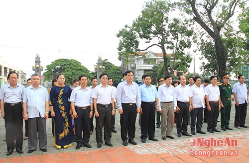 Đoàn lãnh đạo tỉnh Nghệ An do đồng chí Nguyễn Đắc Vinh - Bí thư Tỉnh ủy làm trưởng Đoàn dâng hương, dâng hoa tại khu Di tích Xô viết Nghệ Tĩnh.