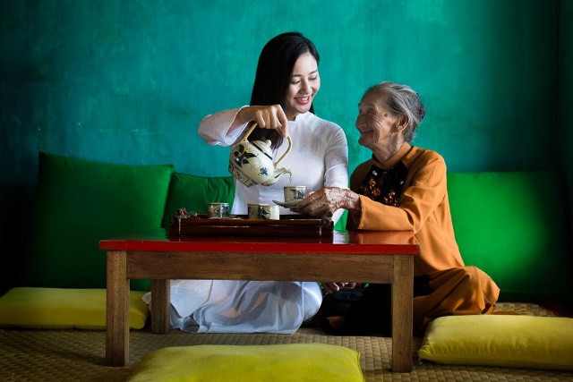 Mới đây, các bức ảnh đầu tiên của Văn Mai Hương và bà Bùi Thị Xong - một phụ nữ Hội An có nụ cười đôn hậu, do nhiếp ảnh gia Réhahn chia sẻ trên mạng xã hội nhận được nhiều phản hồi tích cực từ những người yêu thích nhiếp ảnh.   