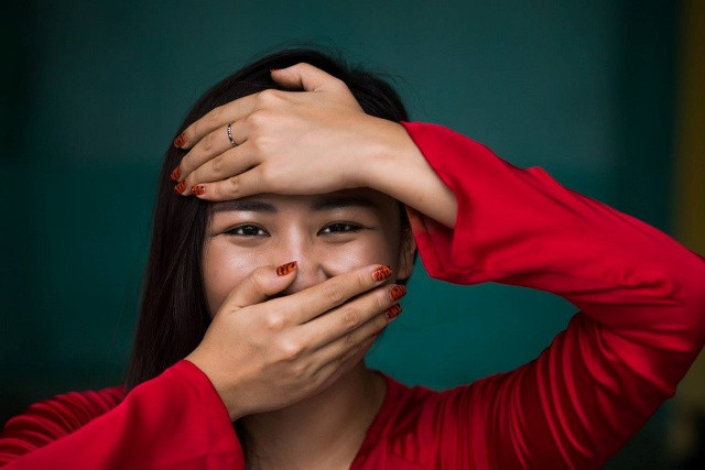 Vốn thực hiện nhiều dự án nhiếp ảnh tại Việt Nam cũng như hiện sống tại Hội An tới năm thứ 4, Réhahn được coi là một nhiếp ảnh gia có góc nhìn khác biệt và nhân văn về con người. Trong đó, vẻ đẹp phụ nữ Việt Nam hiện lên sống động qua từng nét mặt.   