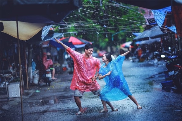 Trời mưa, chợ Rồng - Ninh Bình vắng tanh vì tiểu thương nghỉ bán. Đôi bạn tha hồ diễn sâu.