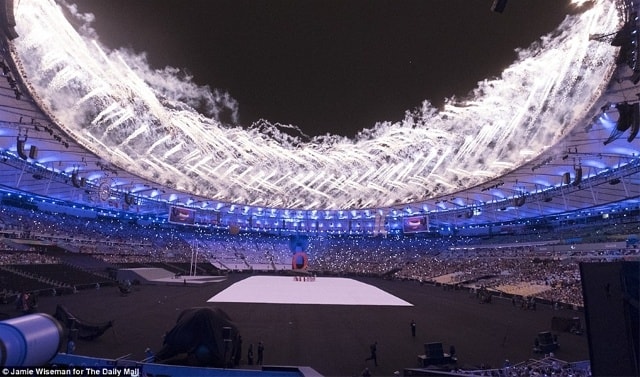 Giống như ở Olympic, pháo hoa vẫn là điểm ấn tượng trong lễ khai mạc Paralympic 2016. Ảnh: Daily Mail