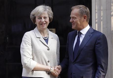 Thủ tướng Anh - Theresa May có cuộc gặp mặt với Chủ tịch Hội đồng Liên minh châu Âu - Donald Tusk vào ngày 8/9 tại London. Ảnh: AP