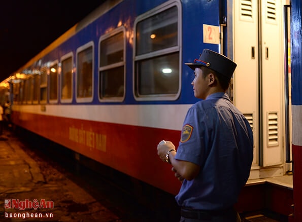 Một nhân viên quản lý toa hành khách. Anh có nhiệm vụ kiểm soát hành khách lên xuống ở mỗi ga mà đoàn tàu dừng lại.