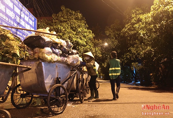 Những công nhân vệ sinh phải đánh đổi sức khỏe của mình khi làm việc.