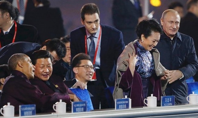 Ông Putin có cử chỉ ga-lăng với phu nhân ông Tập là Bành Lệ Viện.