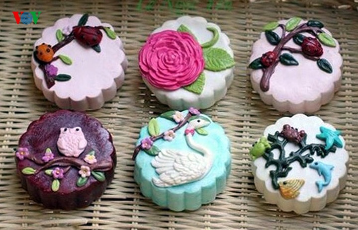 Bánh trung thu hand-made không chỉ bó buộc trong 2 màu sắc quen thuộc truyền thống là màu nâu vàng của bánh nướng và màu trắng của bánh dẻo mà còn có màu tím của khoai môn, màu xanh của trà xanh, màu đỏ củ dền, màu cam của quả dành dành…