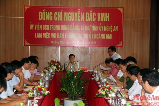 Nhiều lãnh đạo sở ngành cùng dự buổi làm việc.