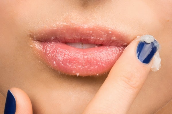 Trộn đều một thìa đường trắng với vài giọt dầu ô liu rồi thoa lên bề mặt môi, để vài phút rồi rửa sạch. Đường và dầu ô liu sẽ tẩy sạch lớp da chết, giúp môi mềm mại và hồng hào hơn.